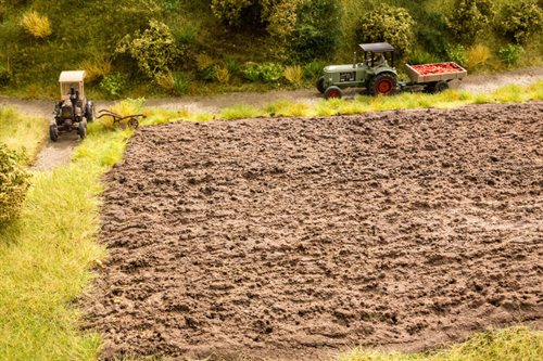 Noch 07450 Gepflügtes Ackerland und 10 Grasbüschel, H0