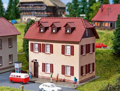 Faller 232328 Zweigeschossiges Anwesen mit Fensterläden, Epoche III, Gleis N