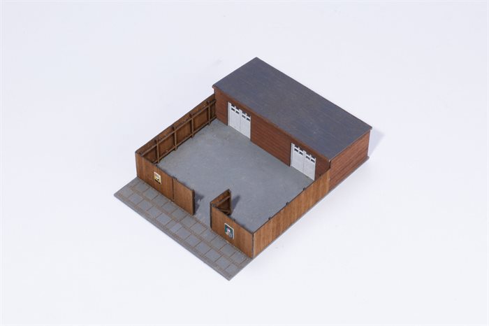  Hobbytrade 87214 Hinterhof mit Werkstatt, H0